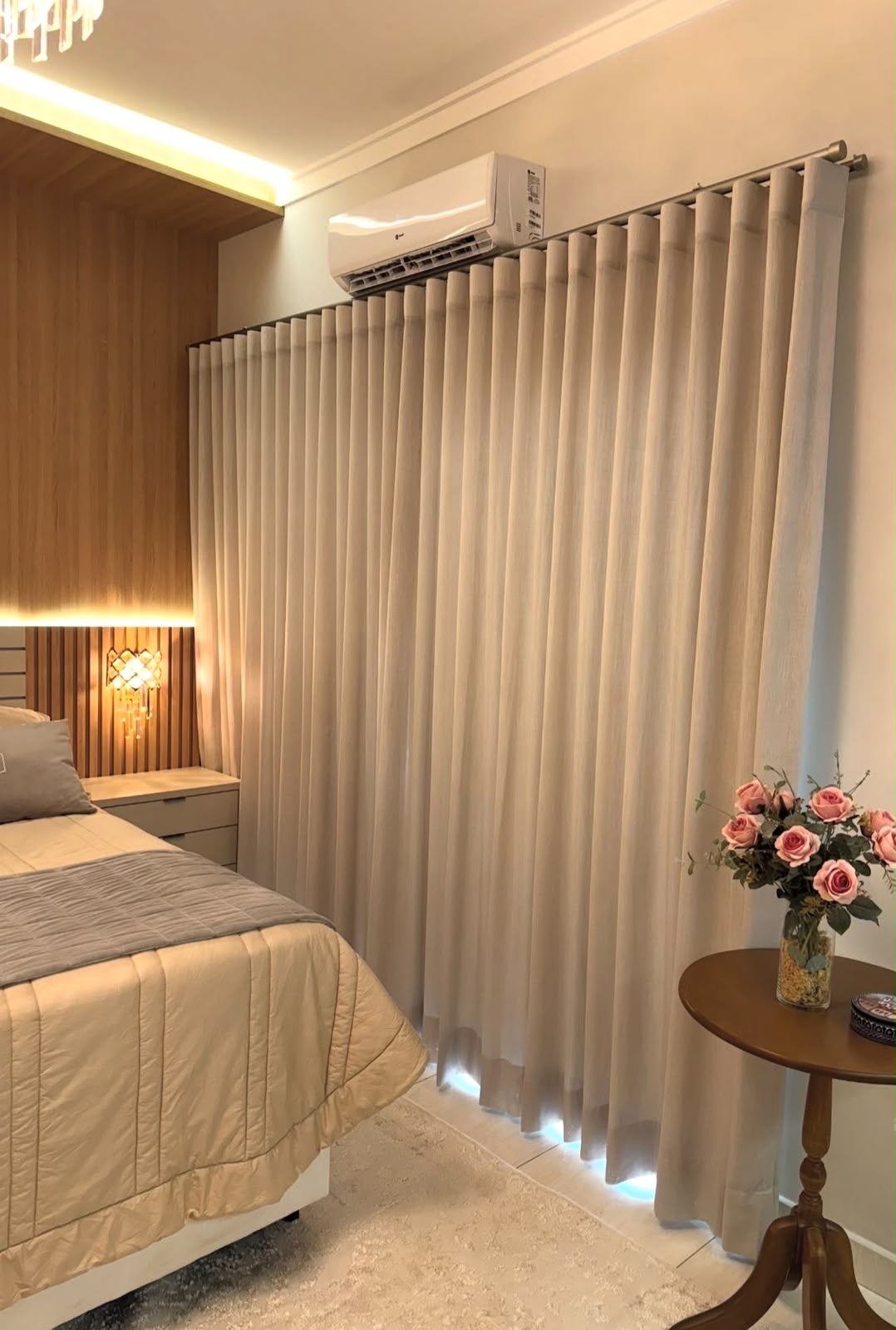 Cortinas beige instaladas en una habitación