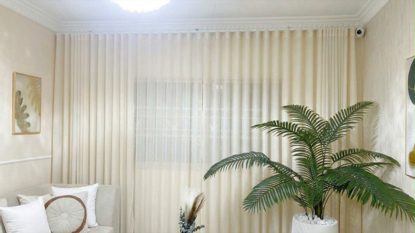 Cortinas instaladas en una sala luminosa