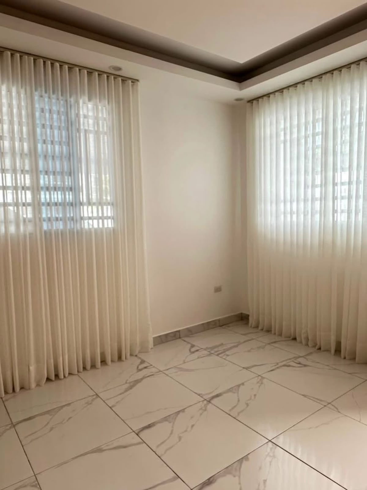 Cortinas instaladas en una ventana doble